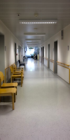 korytarz w szpitalu po lewej stronie krzesł